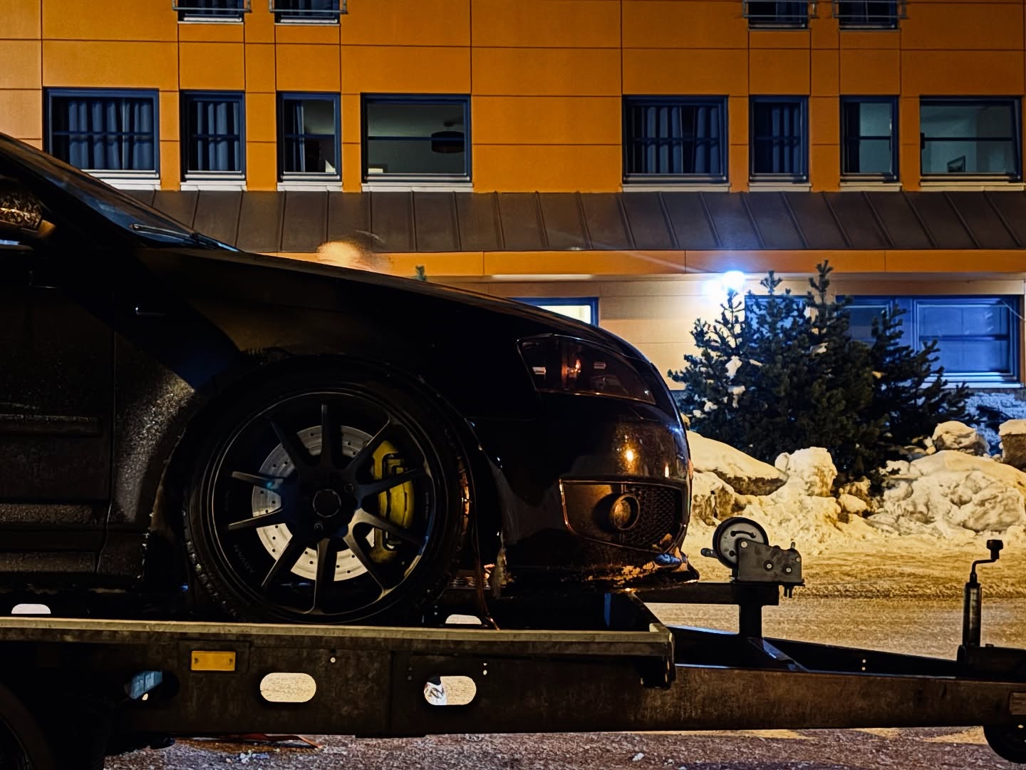  Může jít o obrázek fukar, závodní auto, kolo, sedan a text.